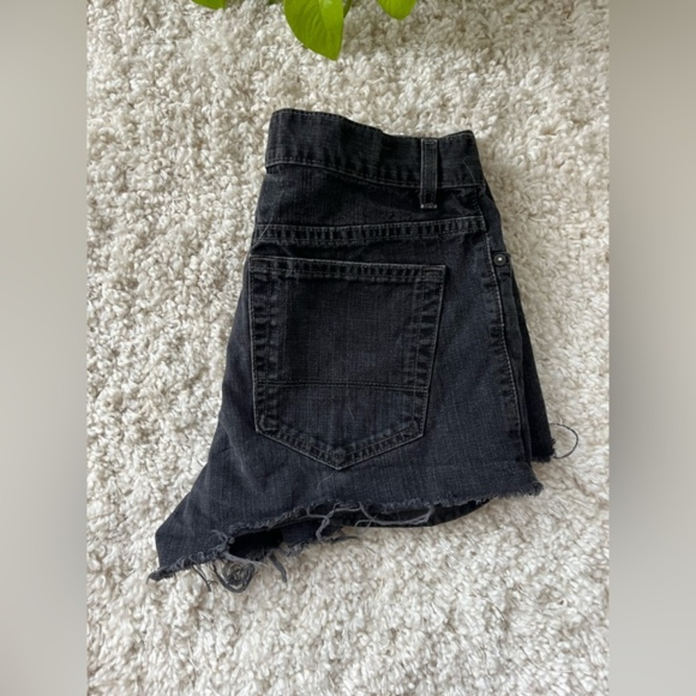 Women’s Old Navy Black Denim Distressed Shorts - Picture 2 of 3